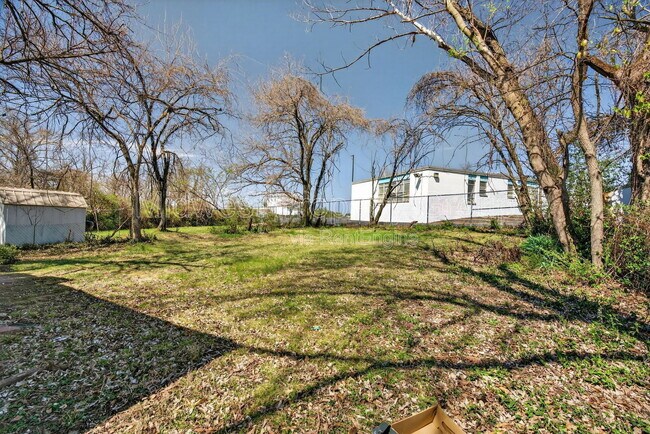 Building Photo - 8921 Higginson Ave