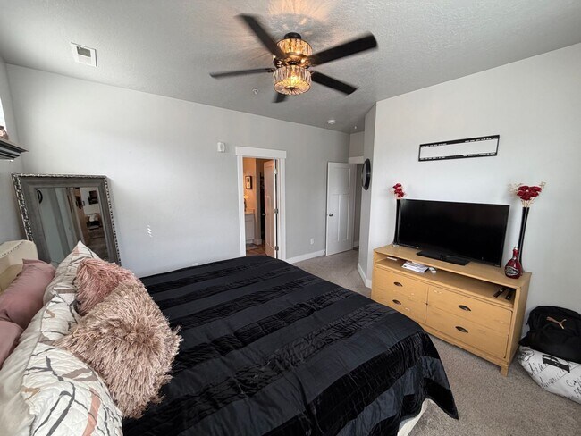 Building Photo - Beautiful 3-Bedroom Condo in Herriman! (Dog-Friendly)