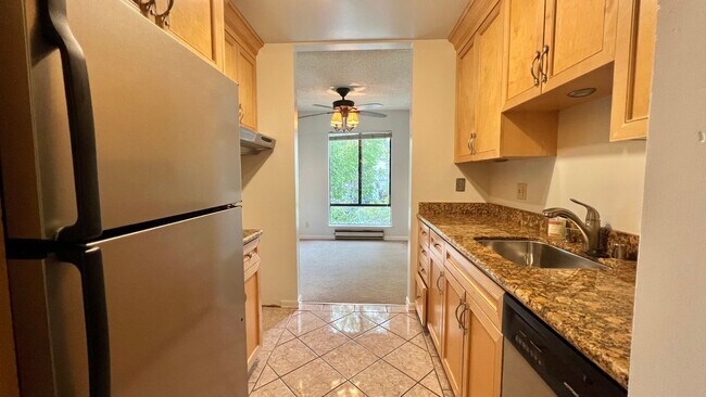 Building Photo - Well-maintained 2bd 1.5 ba  with plenty of...