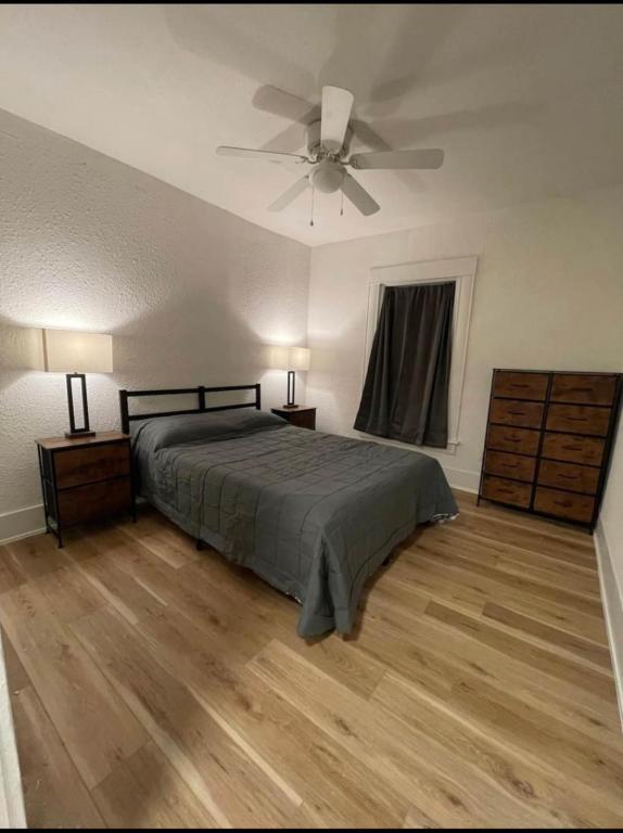 Building Photo - 1205 E English St