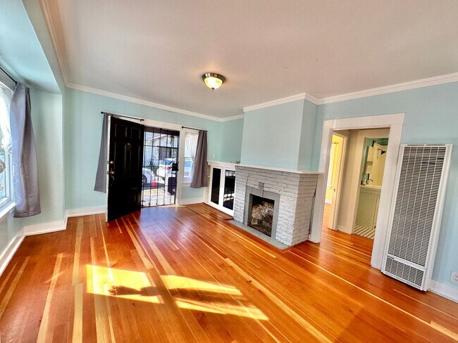 Building Photo - Beautiful Historic House in University Heights