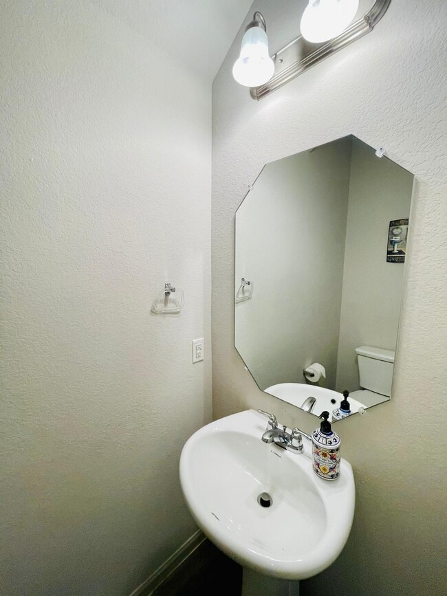 Building Photo - 1620 Bryant Dr