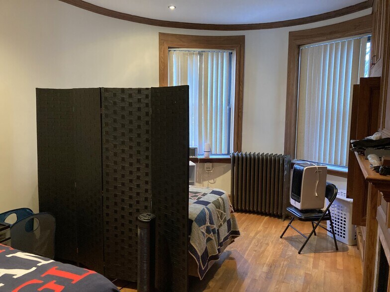 Building Photo - 111 Gainsborough St