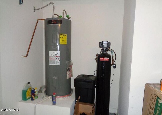 Building Photo - 240 N Senate St