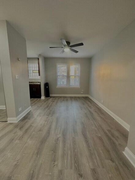 Building Photo - 4031 N Kenmore Ave