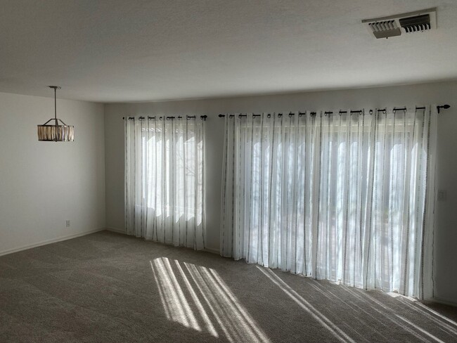 Building Photo - Spacious Condo Thousand Oaks