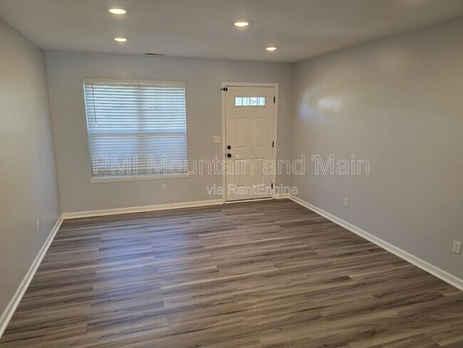 Building Photo - 25 Barnett Shoals Dr