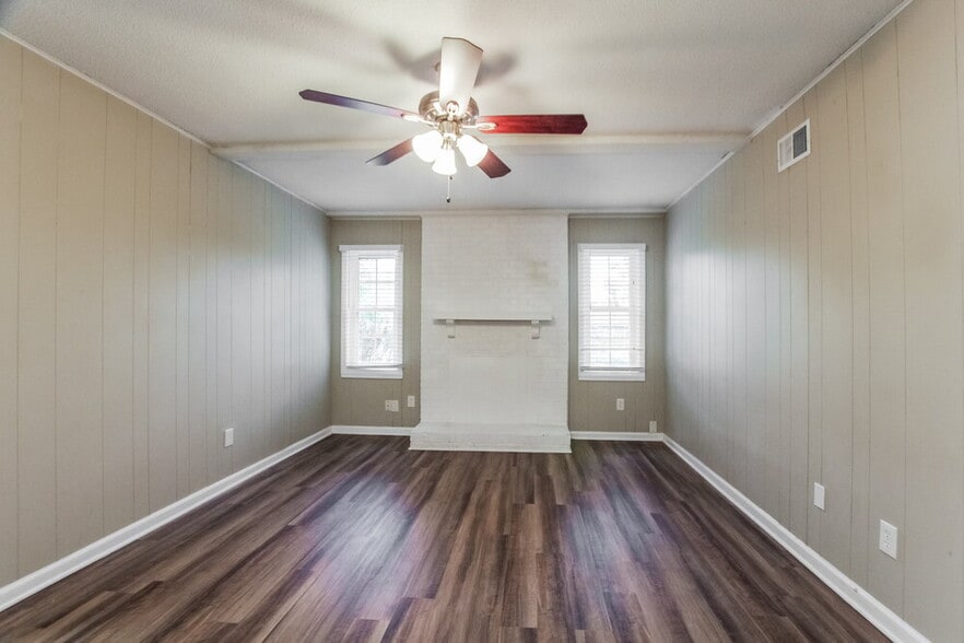 Building Photo - 2010 Longdale Dr