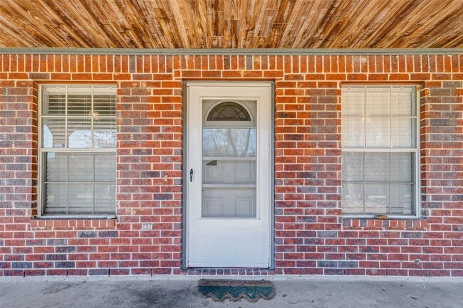 Building Photo - 611 Kenney St