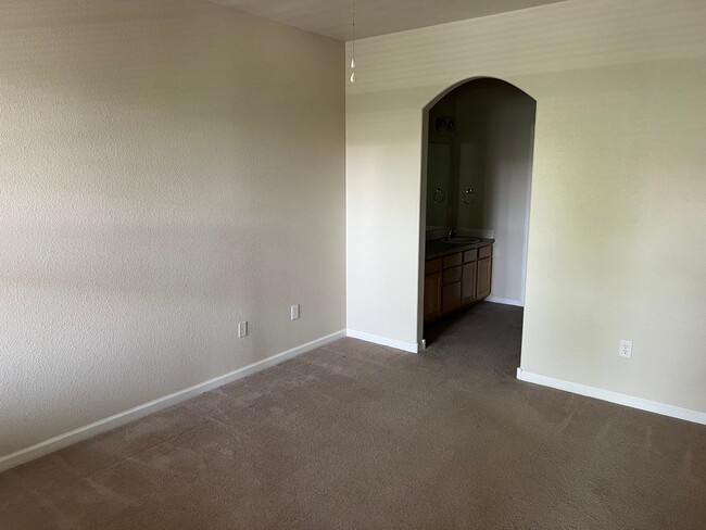 Building Photo - Fantastic 2 bedroom Condo Avail NOW