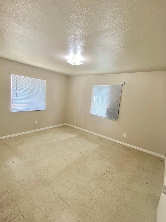 Building Photo - Explore this property in Delano - Flexible...