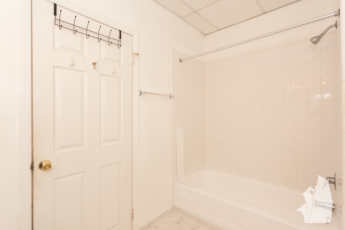 Bathroom - 2638 Wilton N Ave