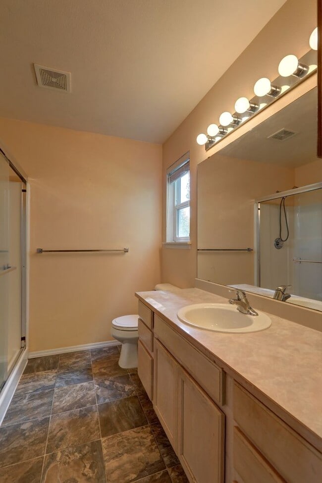 Building Photo - Immaculate, Sunny and Bright 4 Bedroom/2.5...