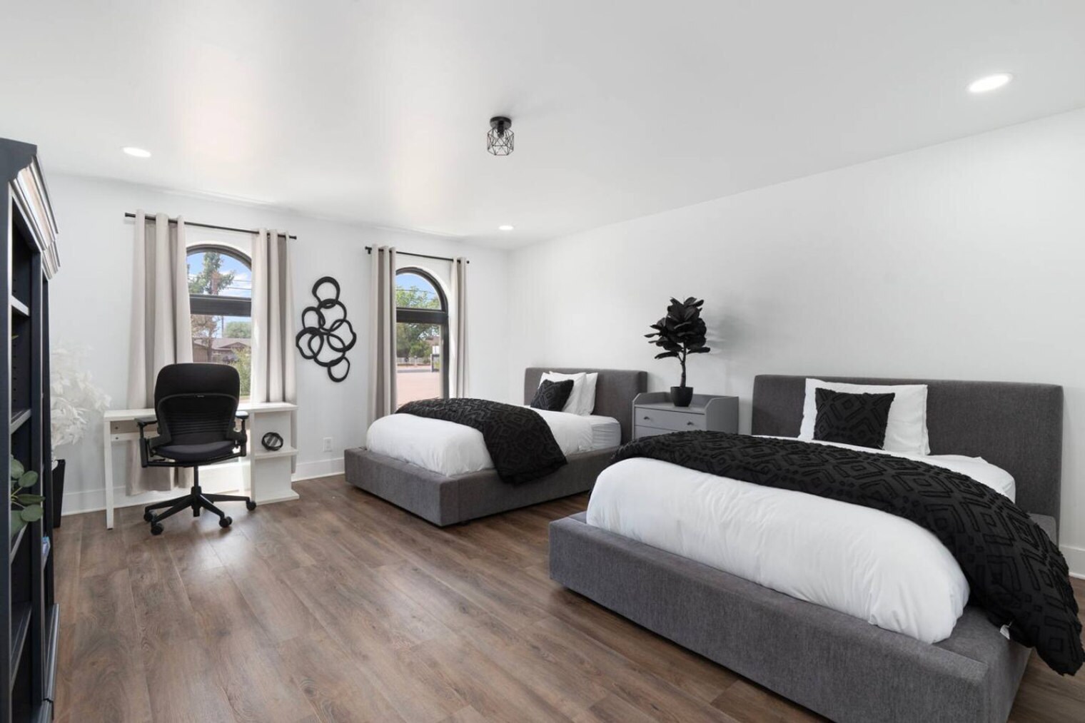 Building Photo - 1010 E Sorenson Cir