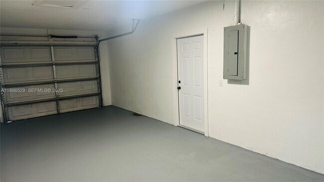 Building Photo - 117 Pine Crse