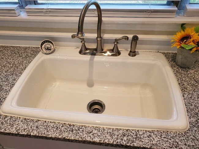 Building Photo - Newly Remodeled Mid Century Style Home!!