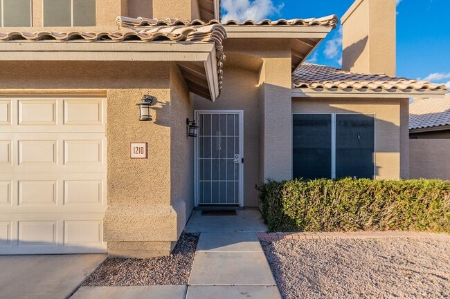 Building Photo - Stunning Tempe Home with Private Pool