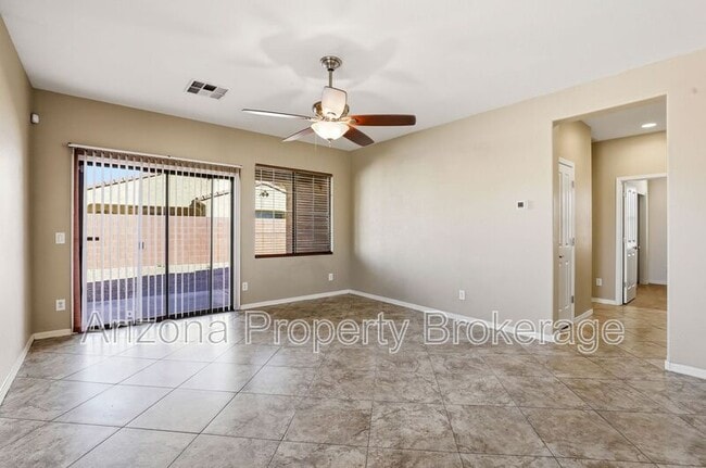 Building Photo - 824 E Jacob St