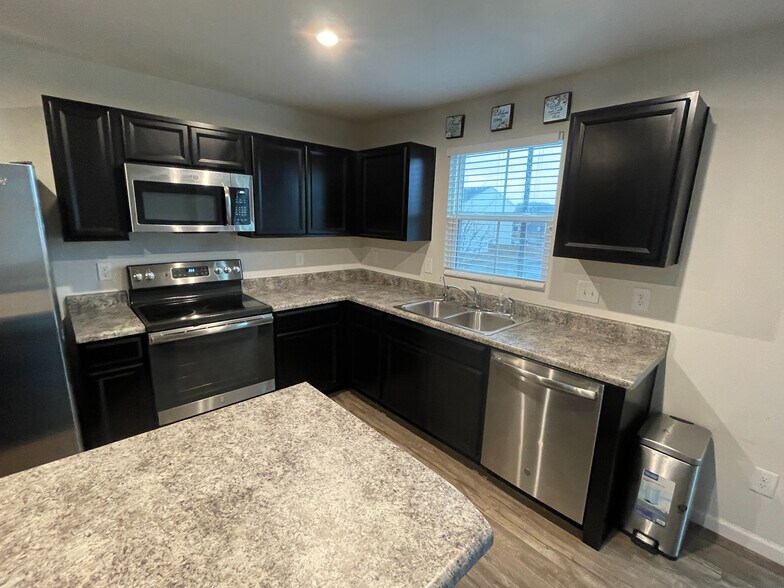 Building Photo - Room in Single Family Home on Bent Willow Dr