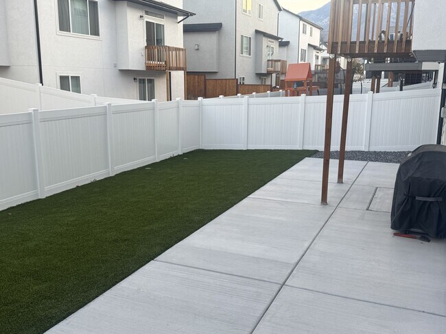 Building Photo - 339 East Mistilake