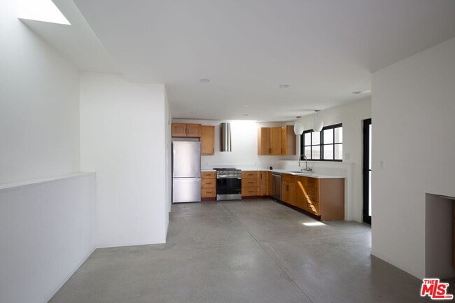 Building Photo - 424 N Avenue 64