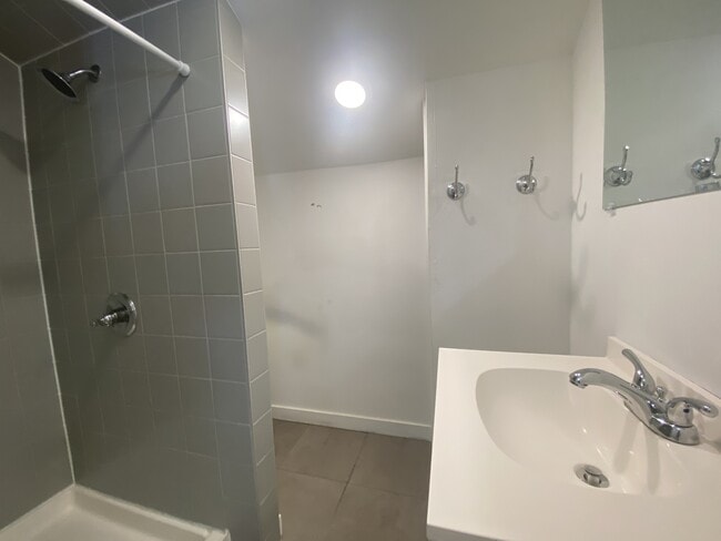 Building Photo - 404 N Findlay Ave