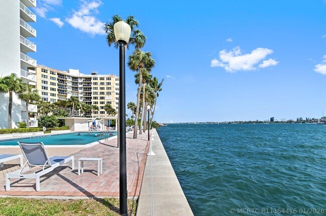 Building Photo - 2600 N Flagler Dr