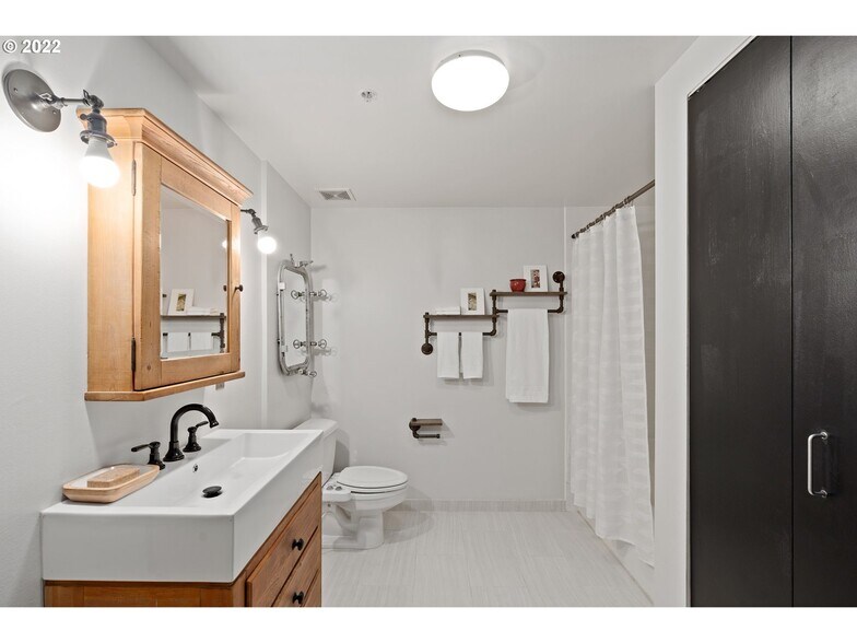 Building Photo - 1420 NW Lovejoy St