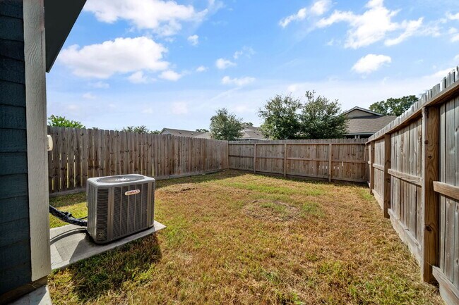 Building Photo - **MOVE-IN READY 3-BEDROOM HOME IN CONROE!**