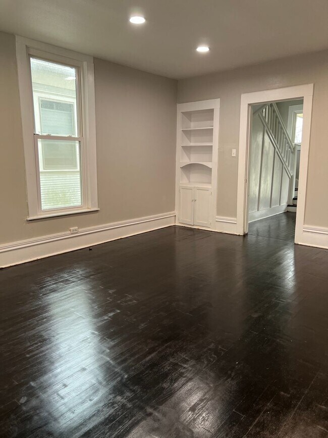Building Photo - 4 Bed 2 Bath LARGE Home FOR RENT