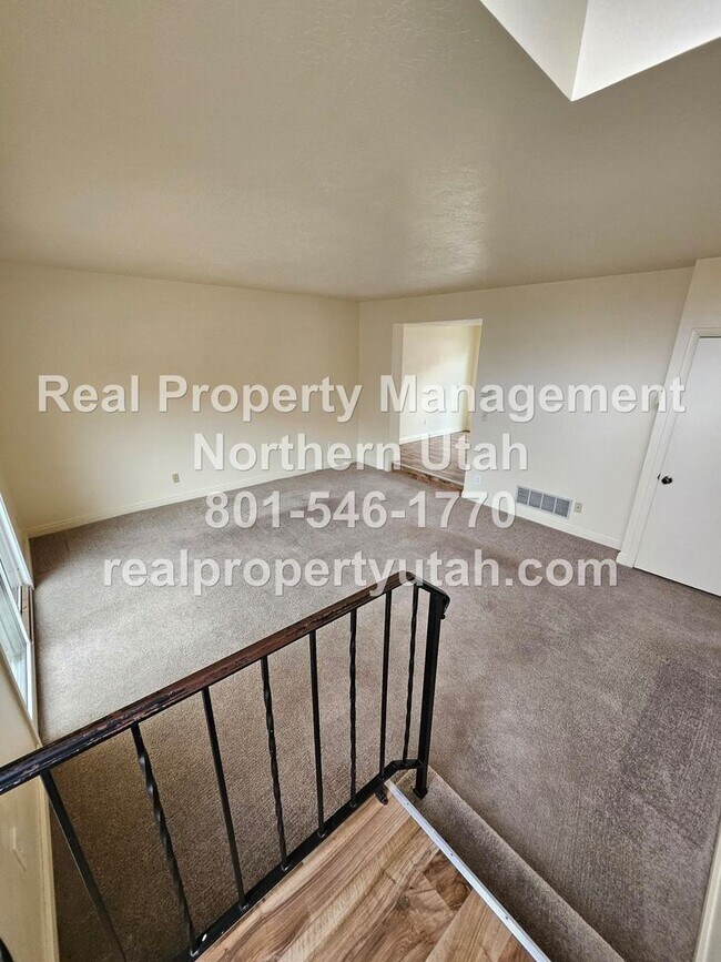 Building Photo - 2 Bedroom 1.5 Bath Townhome in Roy Coming Soon