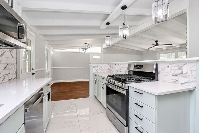 Building Photo - Beautifully Renovated 3BD/1BA Ranch in Sen...