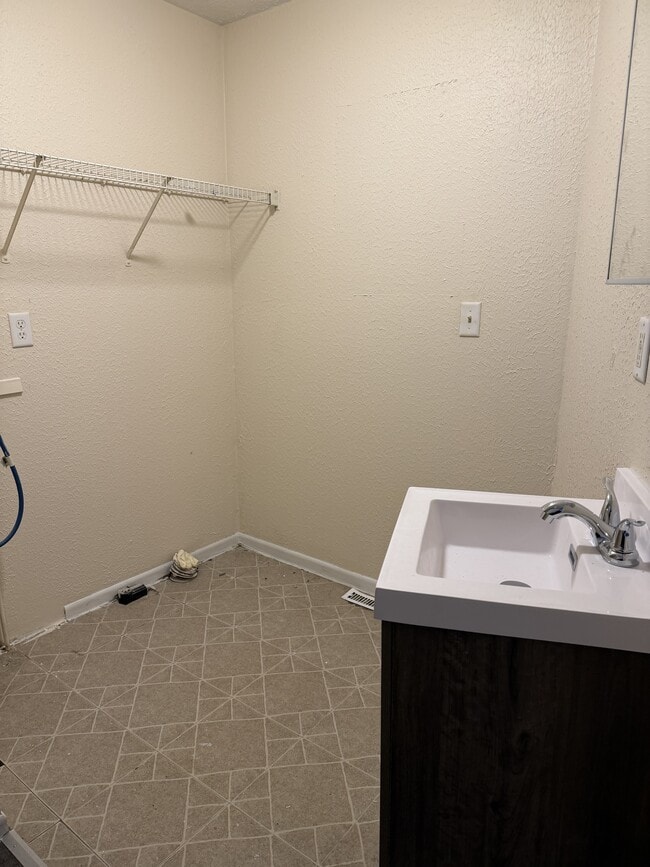 Building Photo - 458 S Float Ave