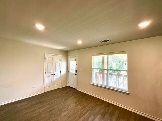 Building Photo - *COMING SOON* Lake Life Meets Modern Comfort in Kingsland!