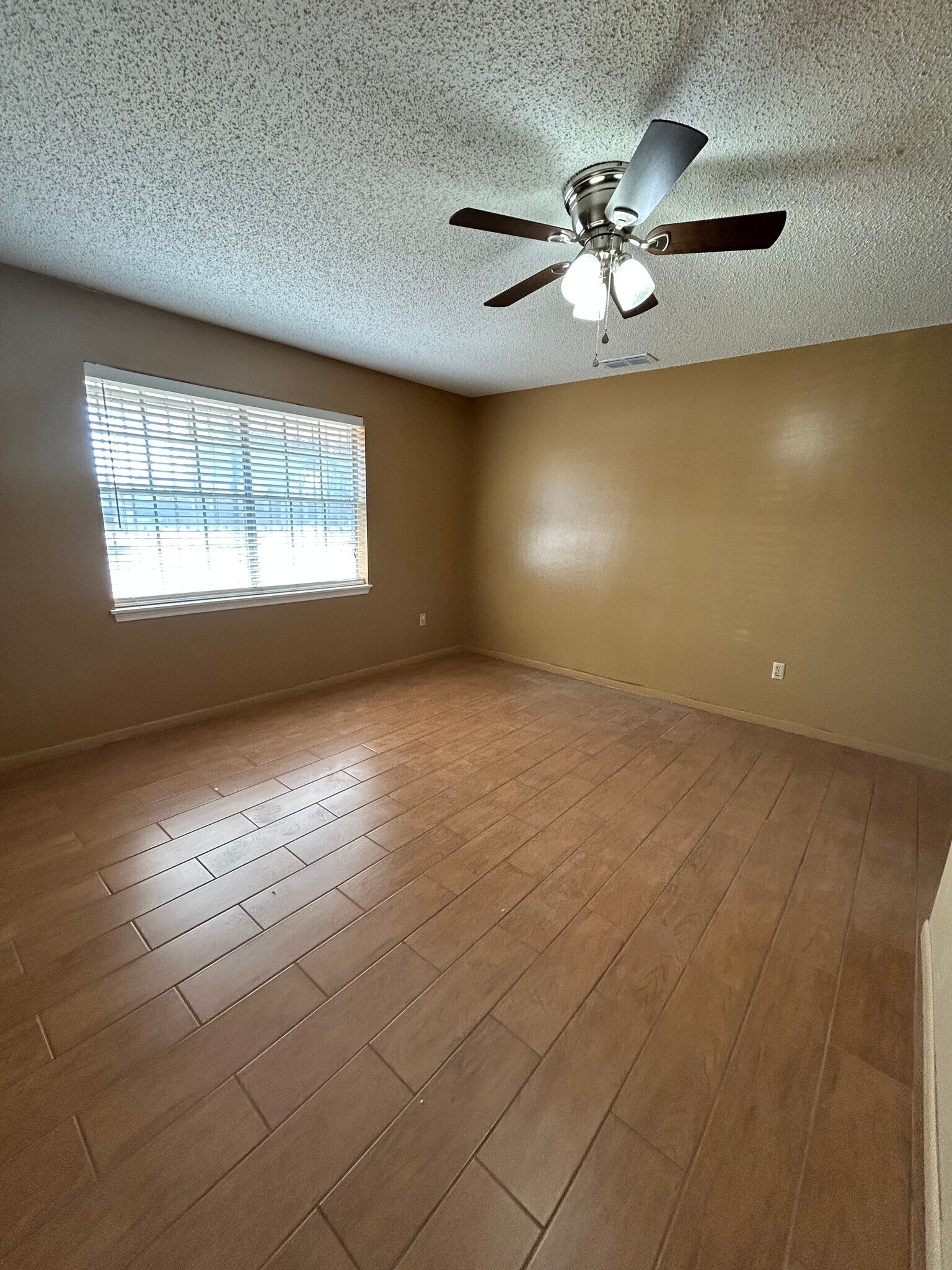 Building Photo - 700 W Fern Ave