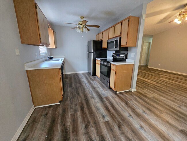 Building Photo - 6520 Applewhite Rd