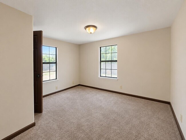 Building Photo - 603 Lobo Loop