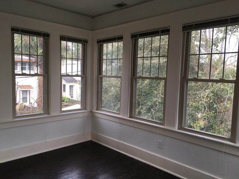 Second Floor Sunroom - 816 Maupas Ave