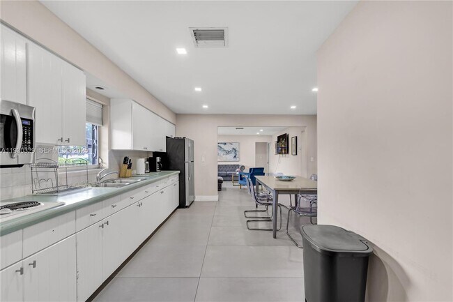 Building Photo - 2217 NW 4th Ave