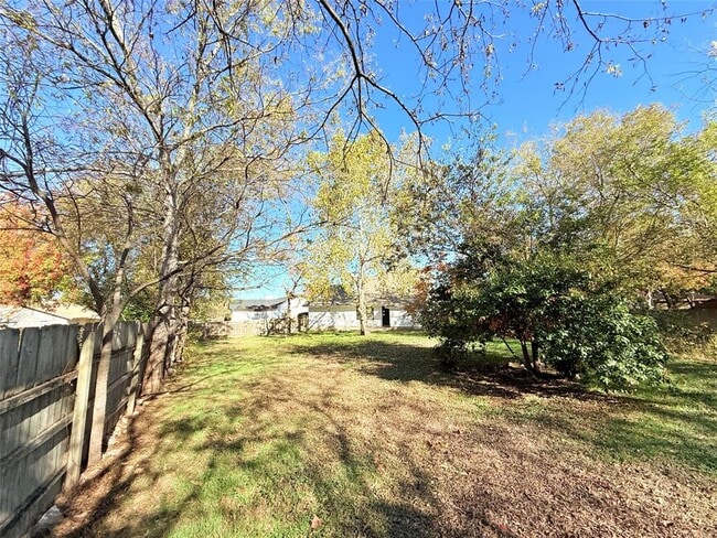 Building Photo - 602 Hill Cove