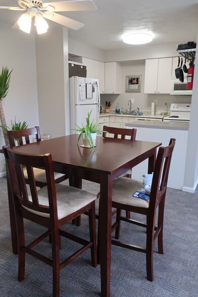 Dining area and kitchen - Walnut Knoll Apartments