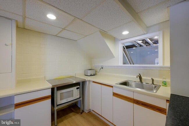 Building Photo - 5717 Chevy Chase Pkwy NW