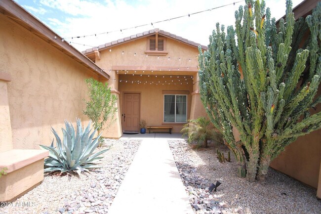 Building Photo - 2006 E San Carlos Pl