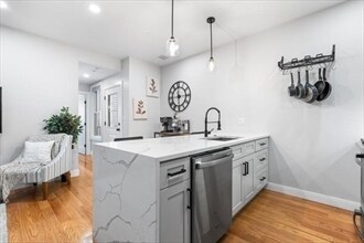 Building Photo - 176 W 7th St