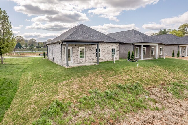 Building Photo - 319 Monroe Dr