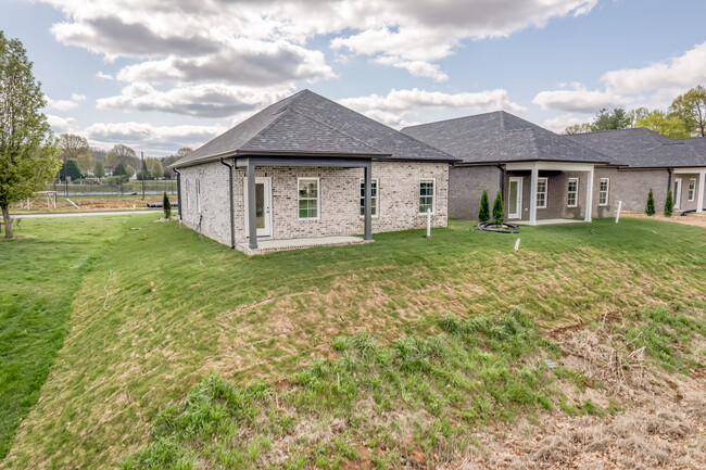 Building Photo - 325 Monroe Dr