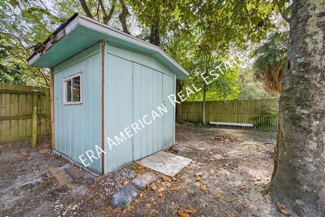 Building Photo - 614 Merioneth Dr NE