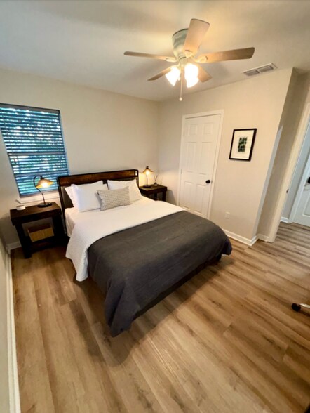 Building Photo - 1528 E Devine St