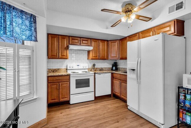 Building Photo - 11 Sutton Dr