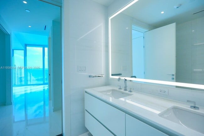 Building Photo - 300 Biscayne Blvd Way